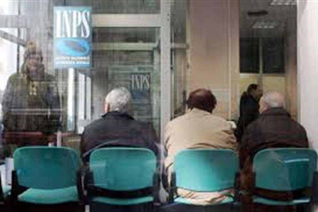 Pensionati in attesa in un ufficio Inps