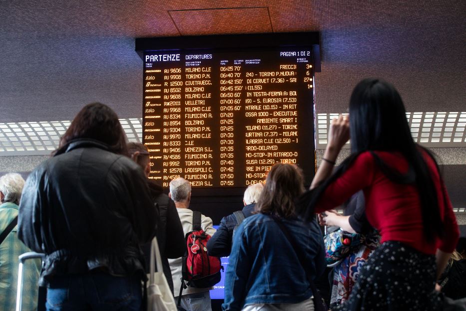 Passeggeri in attesa alla stazione Termini di Roma