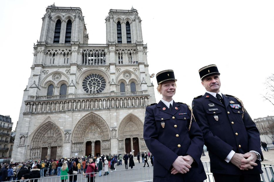 I regali imprevisti di Notre-Dame: da Parigi sette messaggi al mondo