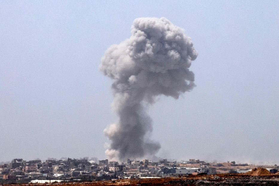 Una colonna di fumo dovuta al bombardamento israeliano su Gaza