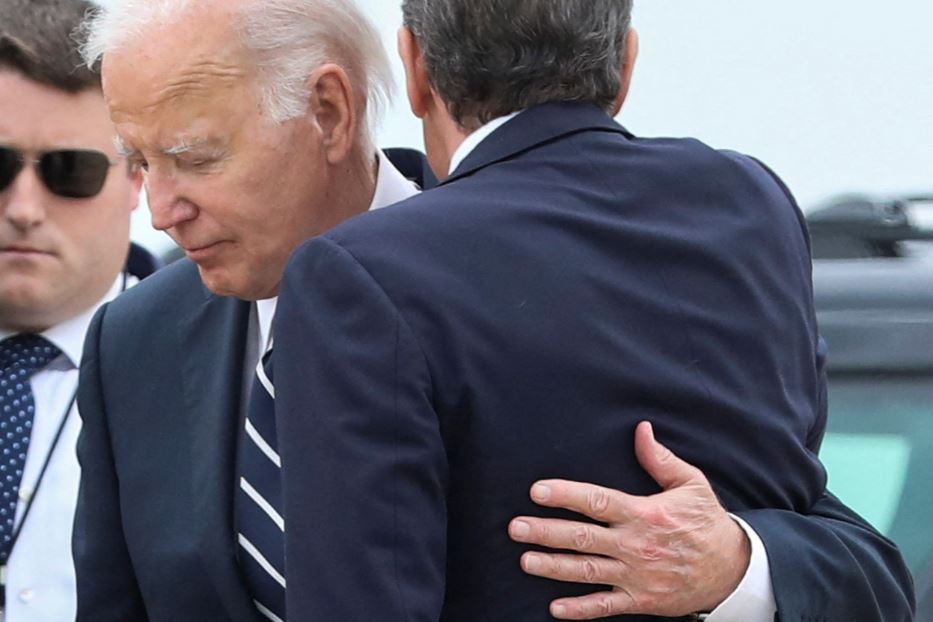 L'abbraccio tra Biden e il figlio