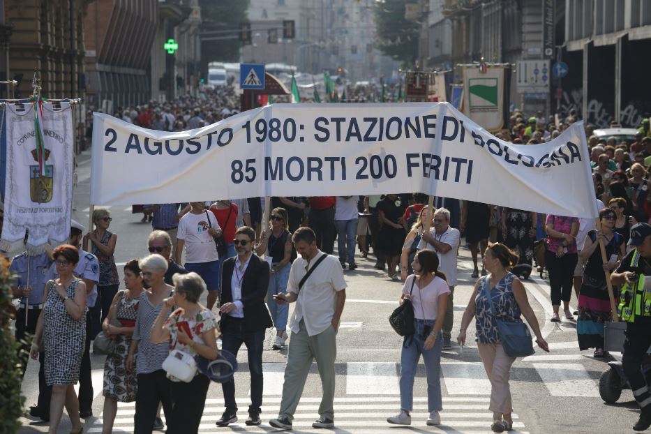 Lo scontro tra i familiari delle vittime di Bologna e il governo