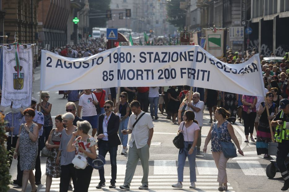 Uno striscione al corteo di Bologna