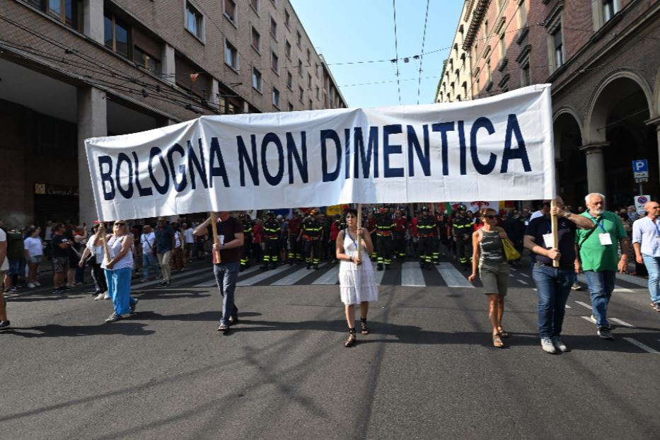 Lo striscione di apertura del corteo