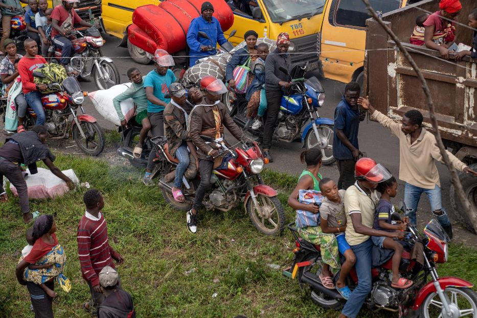 Civili in fuga dalla regione orientale congolese del Kivu per i combattimenti