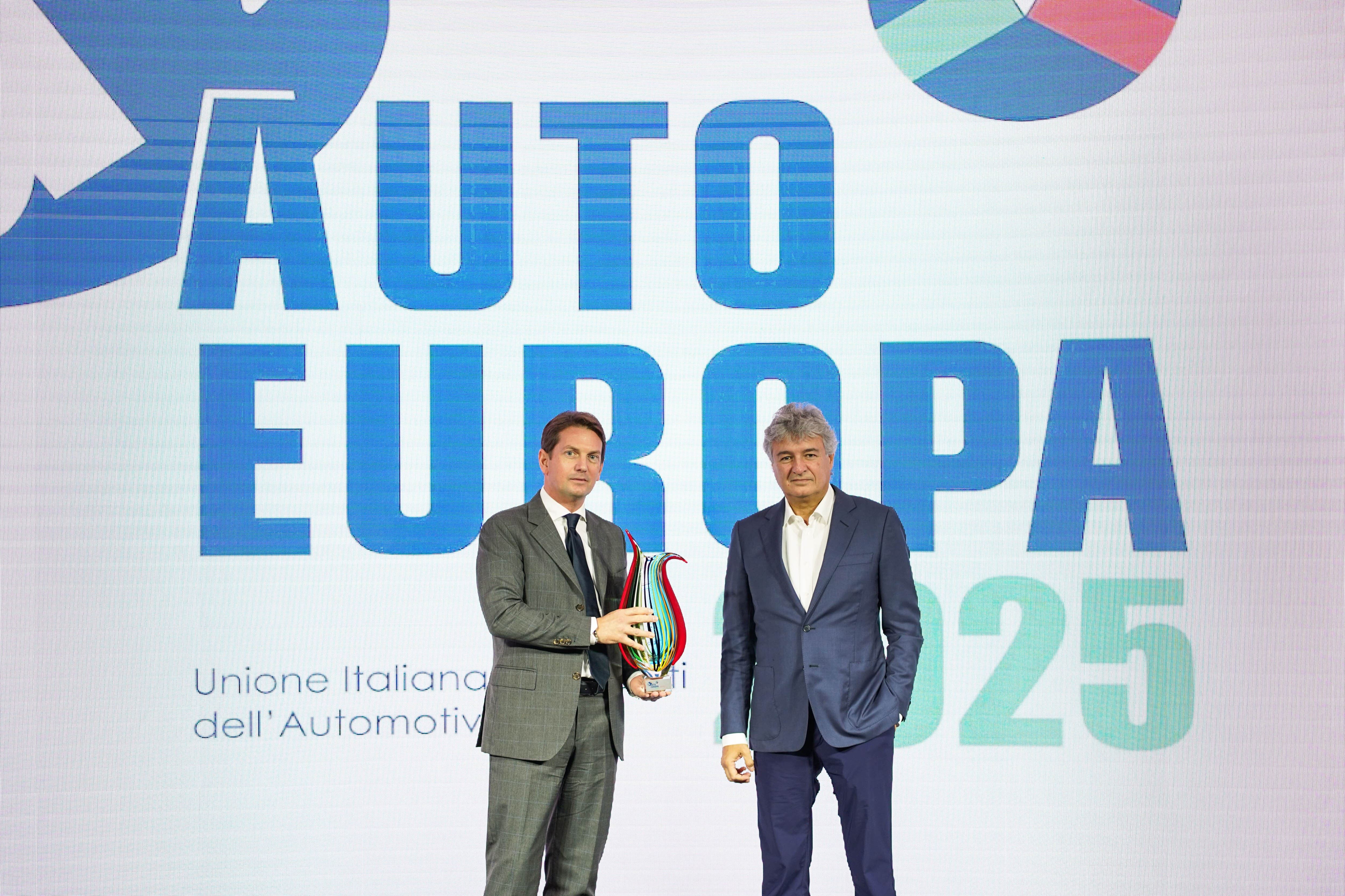 Giulio Marc D'Alberton (Dacia) riceve il premio da Fabrizio Giugiaro