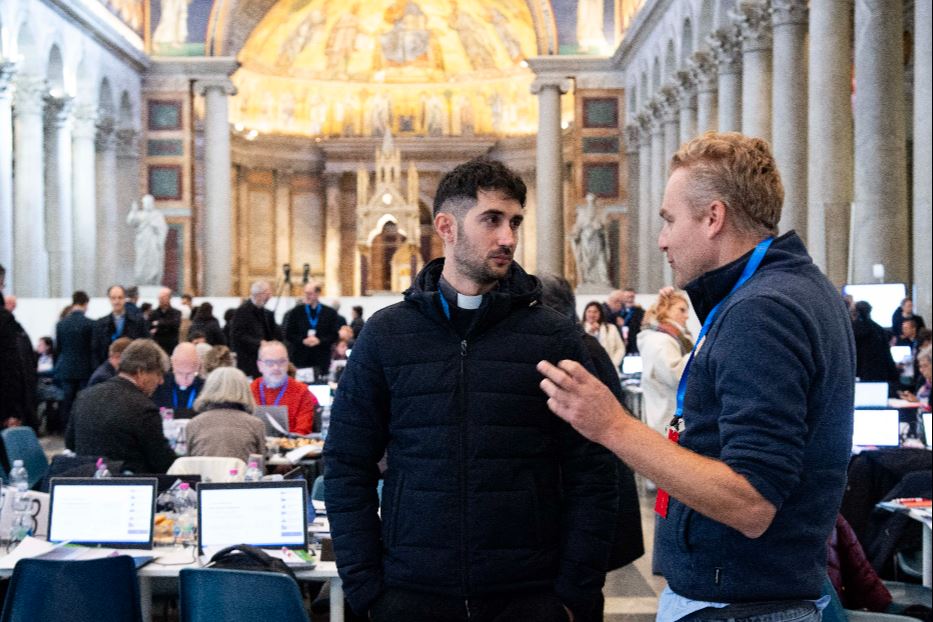 Il confronto tra delegati durante l'Assemblea sinodale nella basilica di San Paolo fuori le Mura a Roma