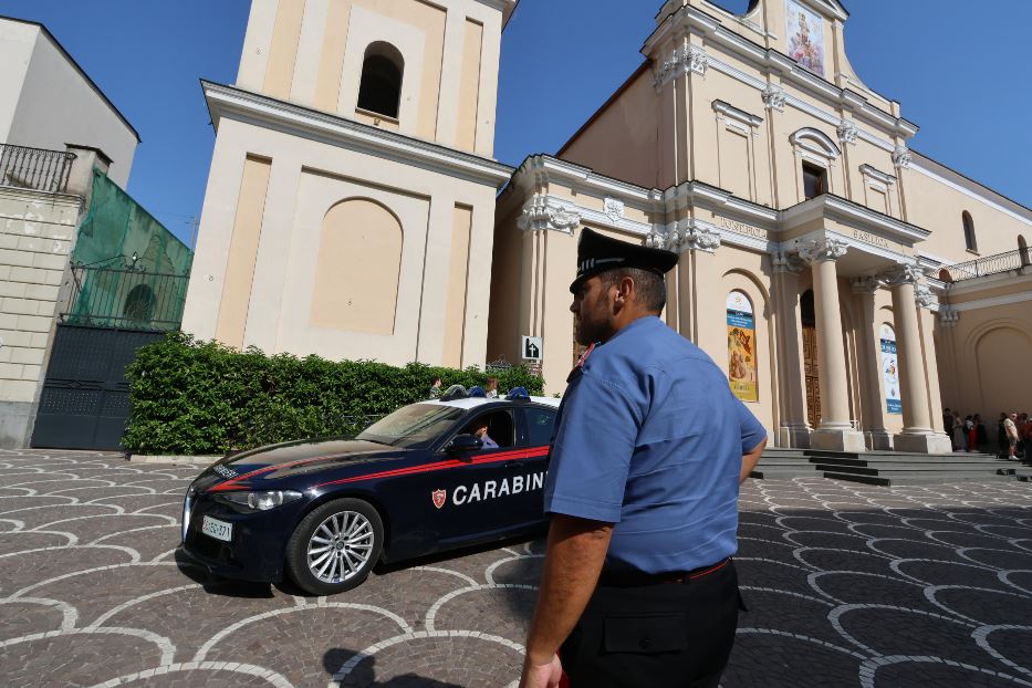 L'arresto di due frati a Napoli: l'assedio del male impone umiltà