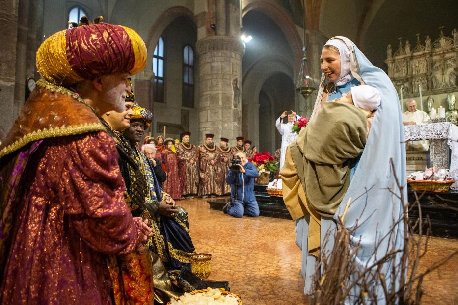 La rievocazione storica dell'adorazione dei Magi nella basilica milanese di Sant'Eustorgio il giorno dell'Epifania