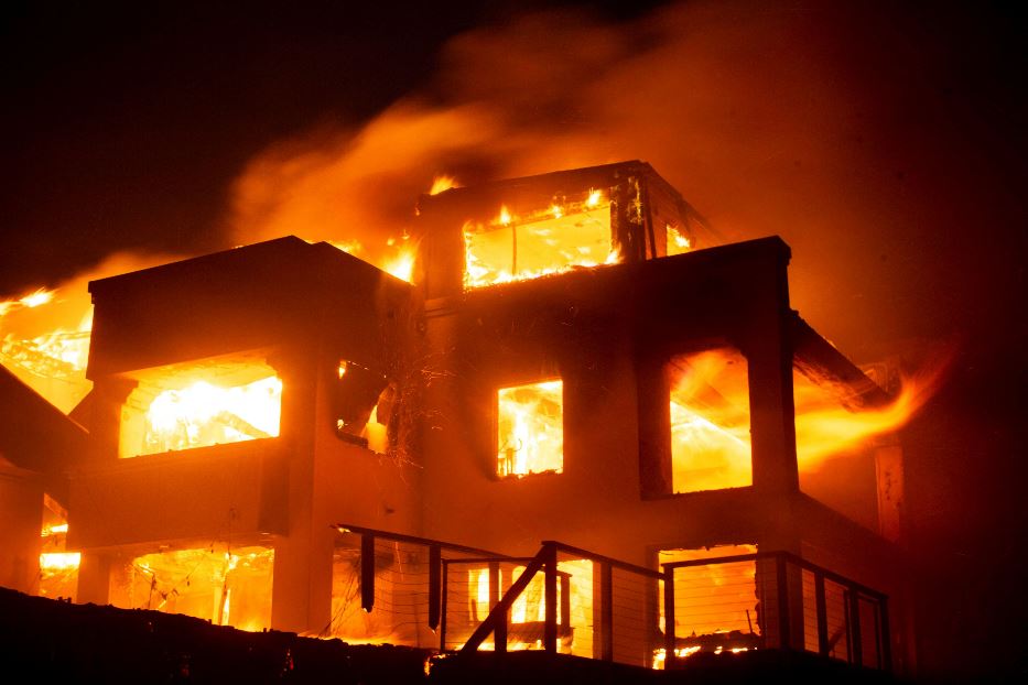 Le fiamme inghiottono un edificio alle porte di Los Angeles