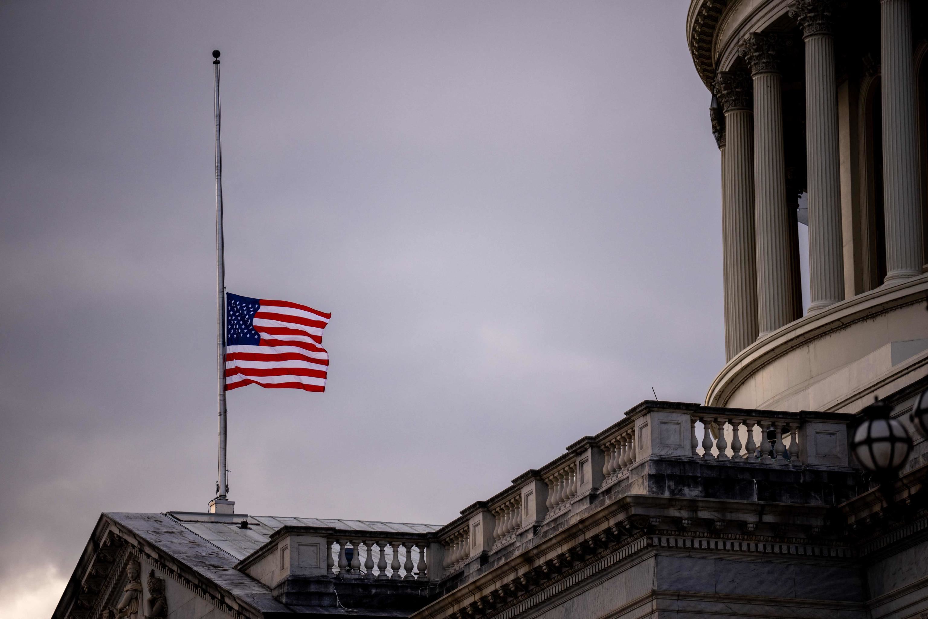 Bandiera a mezz'asta a Capitol Hill in memoria dell'ex presidente Jimmy Carter