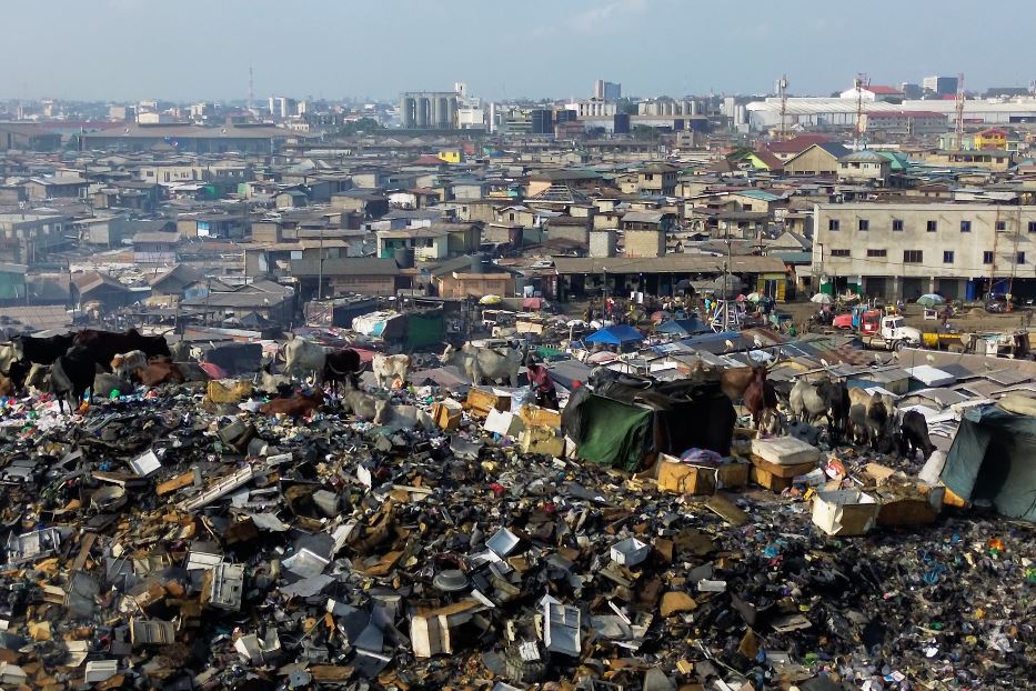 La grande discarica alla periferia di Accra, capitale del Ghana