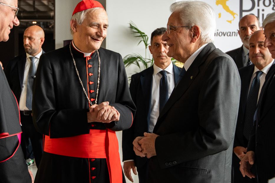 Il cardinale Zuppi con Sergio Mattarella in una foto d'archivio