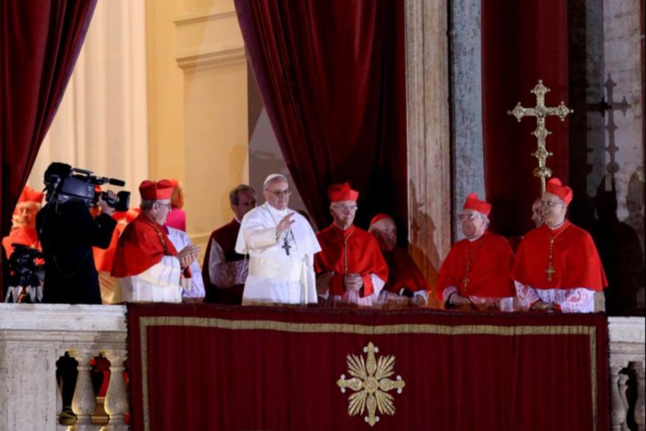 Roma, 13 marzo 2013: papa Francesco, la sera dell'elezione, saluta i fedeli in piazza San Pietro. E chiede la loro preghiera e la loro benedizione