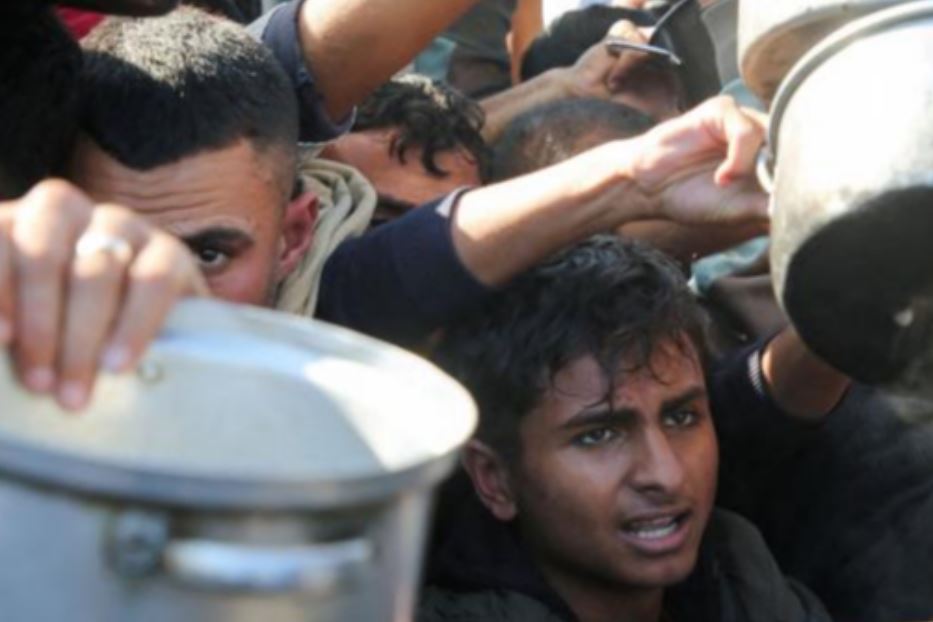 Famiglie palestinesi in fila per il cibo