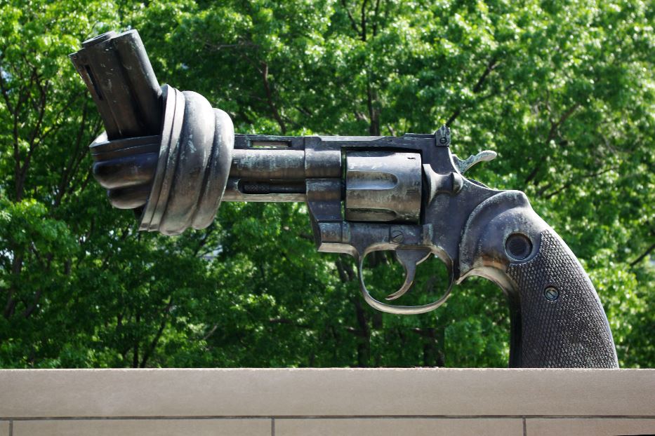 La scultura Non-violence, una pistola in bronzo con la canna annodata, installata davanti alla sede centrale dell'Onu a New York