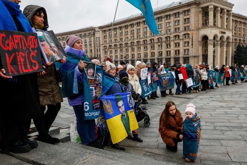 I parenti dei prigionieri dell’Azovtal di Mariupol chiedono, in centro a Kiev, la liberazione dei loro cari detenuti in Russia