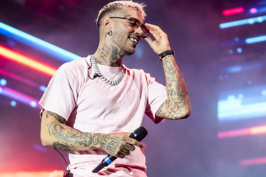 Il Daspo a Emis Killa: perché il rapper ha rinunciato a Sanremo