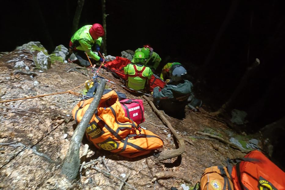 La notte sottozero del Soccorso alpino per salvare l'escursionista ferito