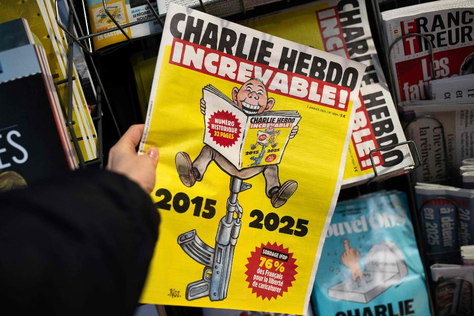 La prima pagina dell'edizione speciale di Charlie Hebdo in occasione del decimo anniversario dalla strage dei terroristi