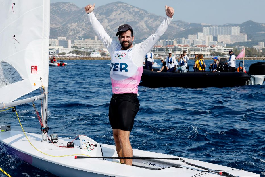 Il velista peruviano Stefano Peschiera dopo la vittoria della medaglia di bronzo ai Giochi di Parigi 2024 nelle acque di Marsiglia / Epa