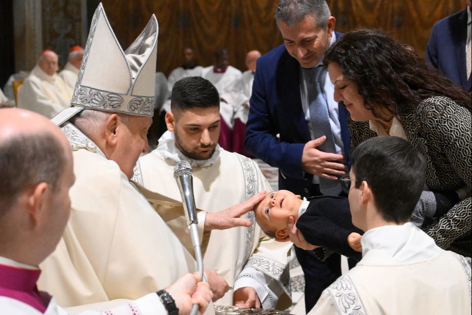 Il Papa battezza 21 bambini e prega ancora per la pace