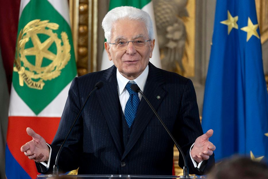 https://www.avvenire.it/c/2025/PublishingImages/52c5acc128934800be6bf18874d9e376/Mattarella-consegna.jpg?dt=1740597506337