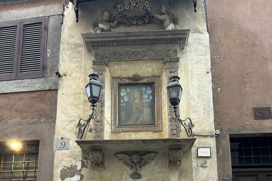 La Madonnella del Rosario di Via dell’Arco della Ciambella nel Rione Pigna