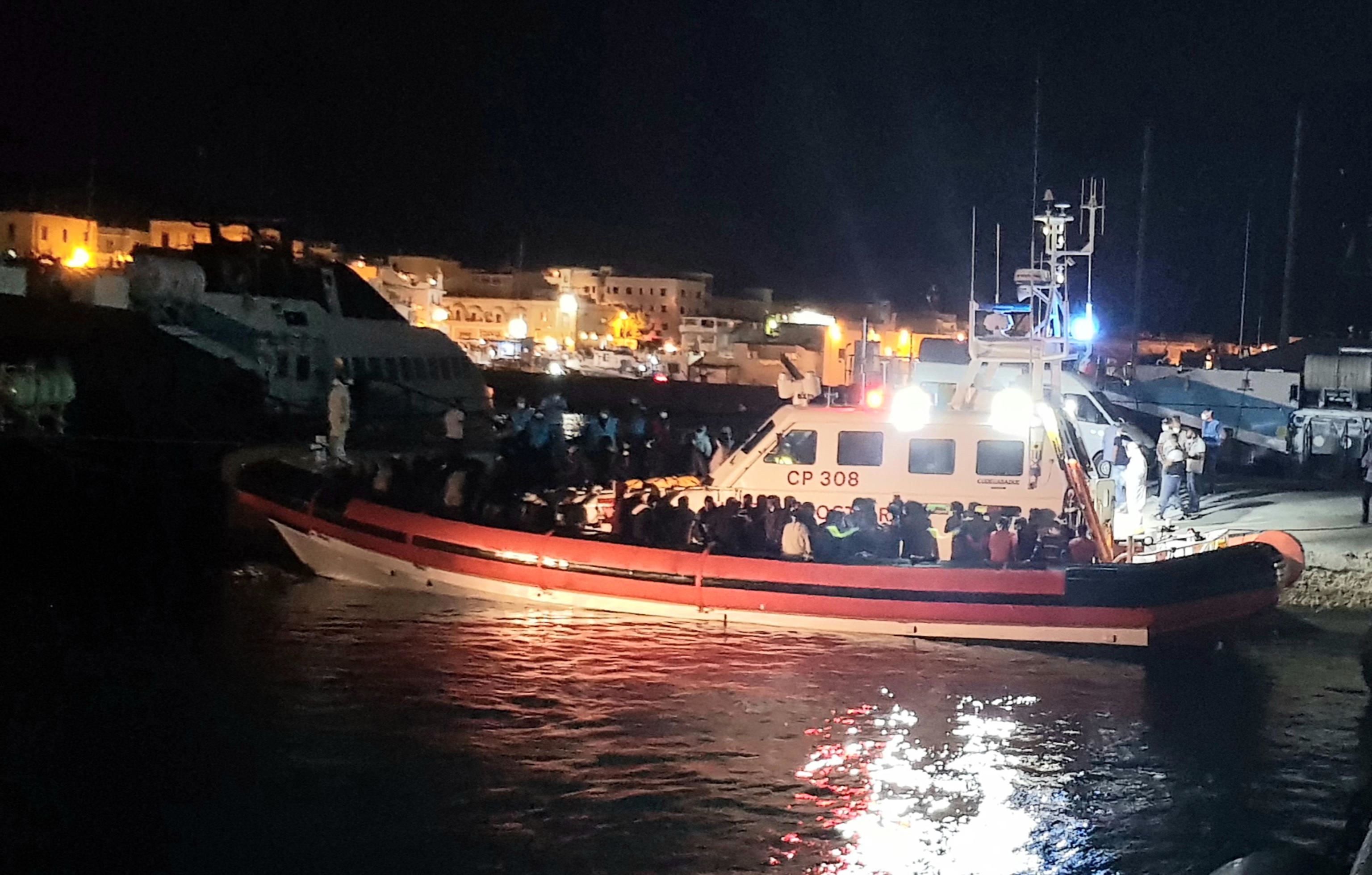 Naufragio vicino a Lampedusa: 20 dispersi, 7 salvati