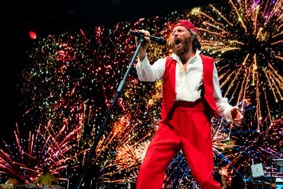 Jovanotti: «Auguri a papa Francesco, unica voce contro la follia»