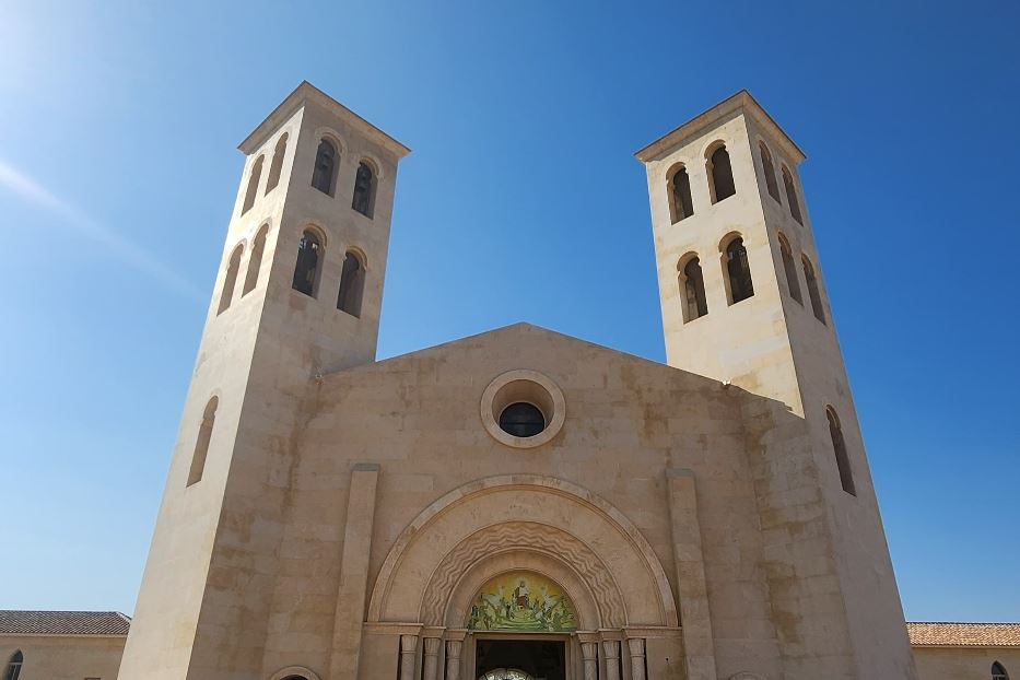 Là dove c'era il campo minato ora sorge la chiesa del Battesimo di Gesù 