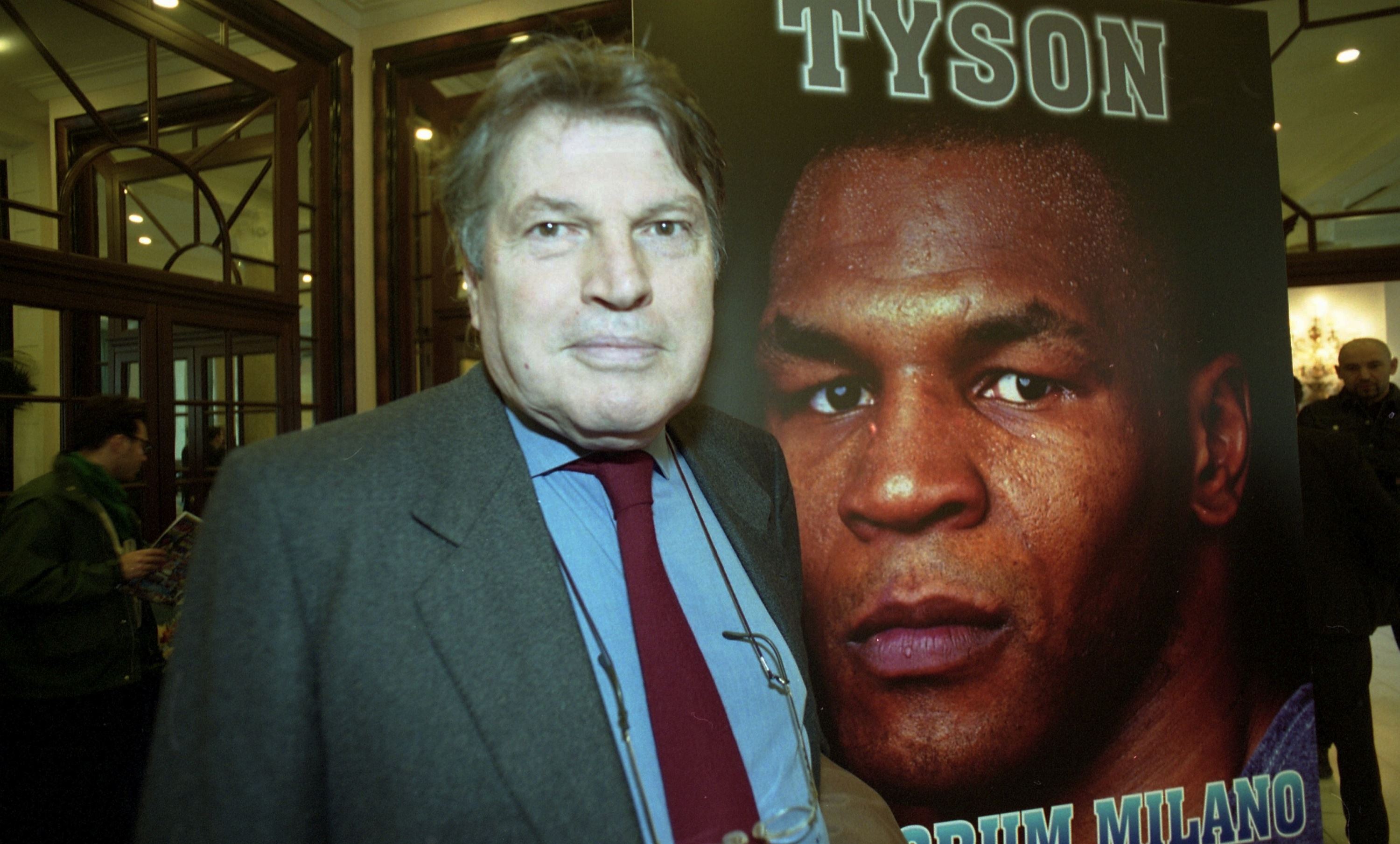 Il giornalista Rino Tommasi (1934-2025) qui davanti a un poster del pugile Mike Tyson