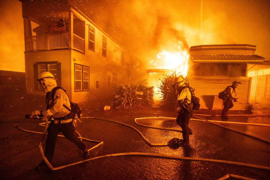 Vigili del fuoco lottano contro le fiamme alimentate dal vento in un quartiere a ovest di Los Angeles