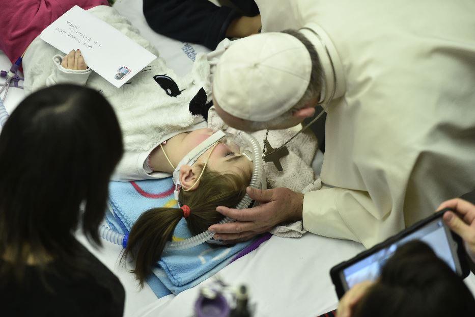 Il Papa: malati, operatori sanitari e familiari, angeli di speranza per tutti