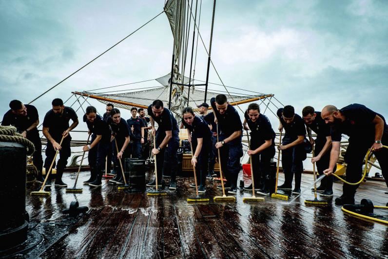 Donne e uomini al lavoro sull'Amerigo Vespucci