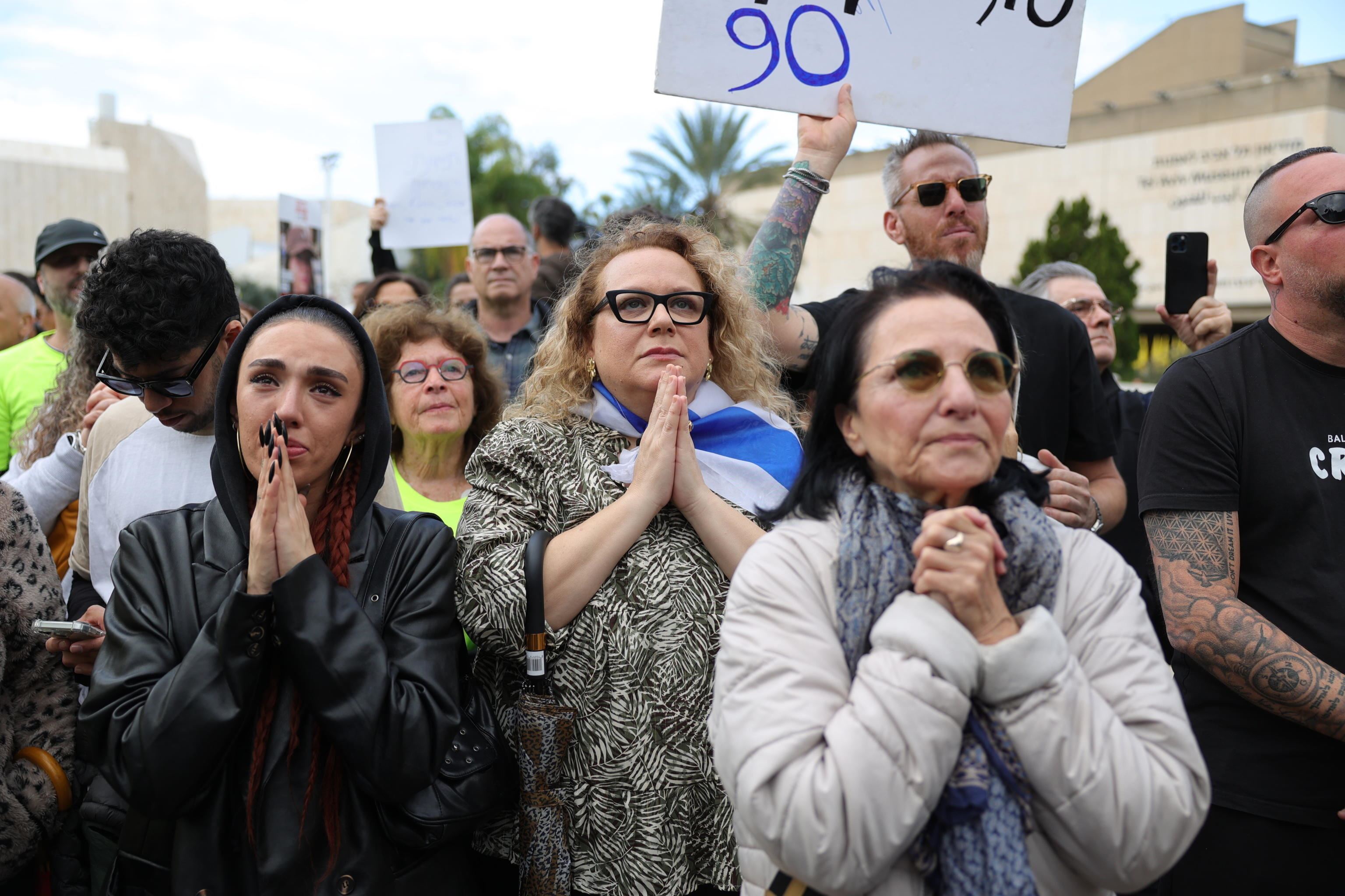 Commozione e preghiere a Hostages square per la liberazione delle quattro soldate