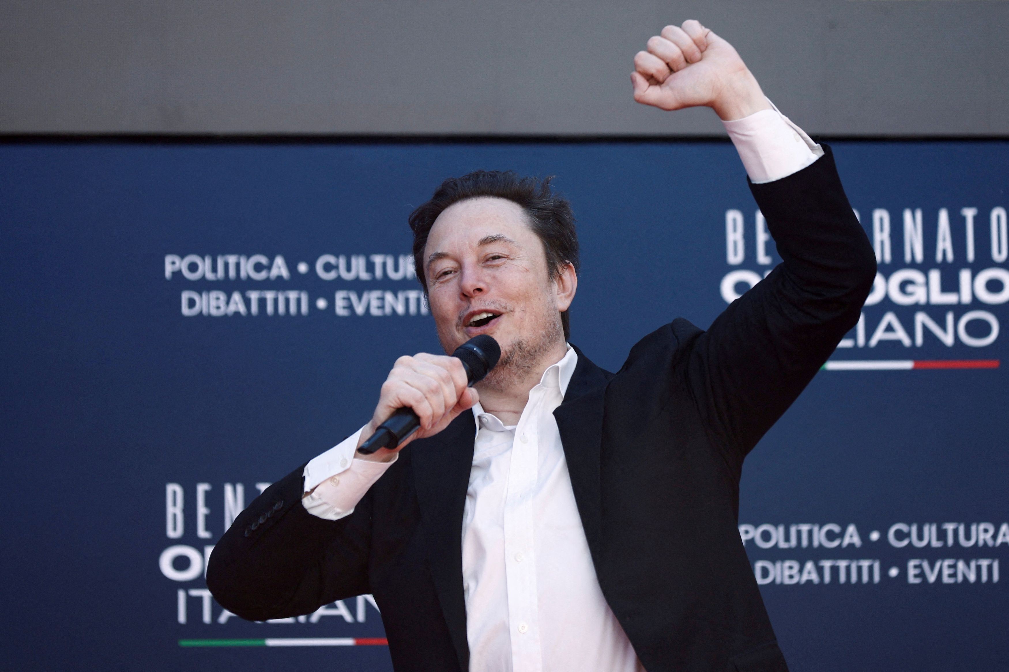 Musk parte dalla Lombardia: oggi il bando di gara per il Web via satellite