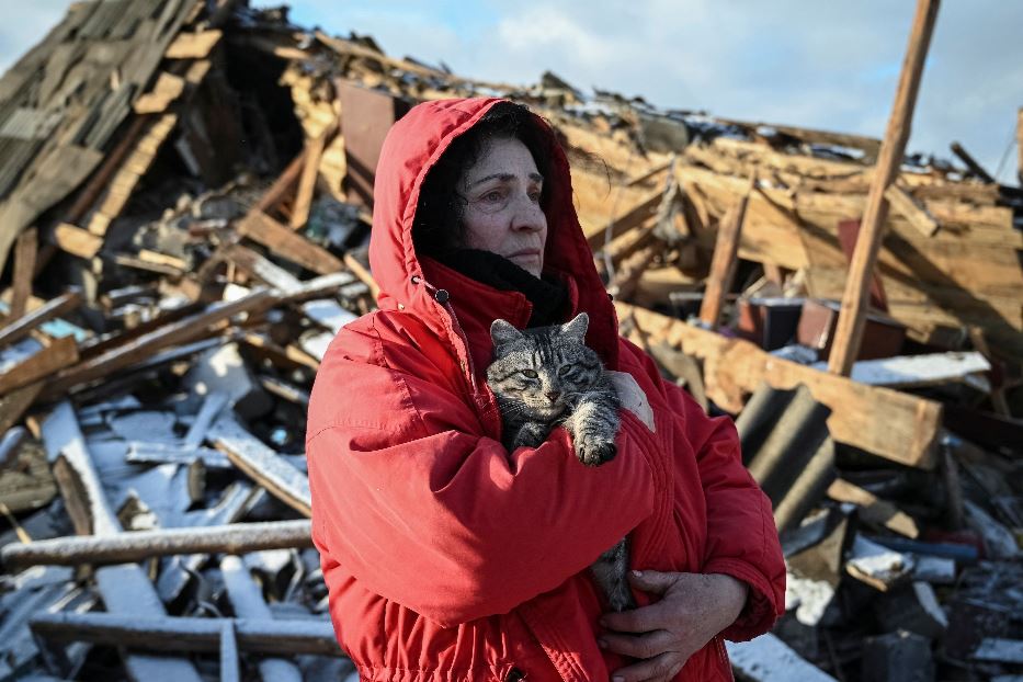 Svitlana Vlasyk davanti a ciò che rimane della sua casa a Chernihiv in Ucraina