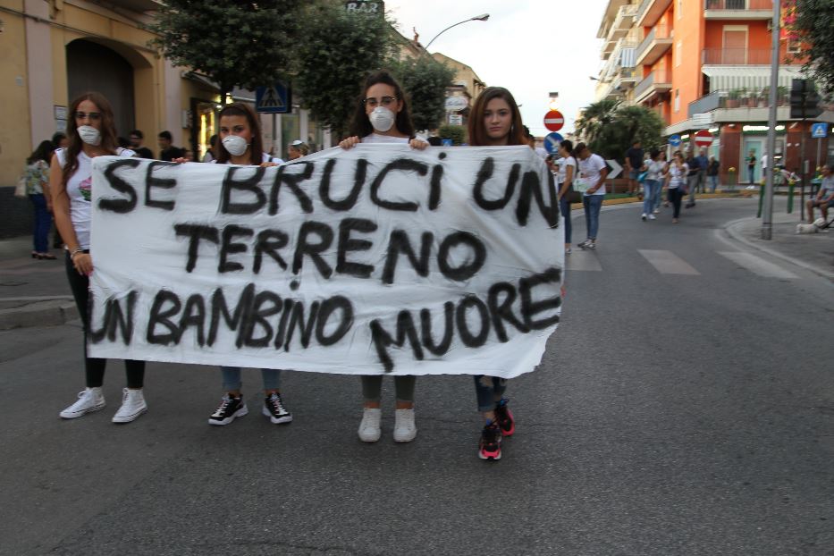 I primi morti di tumore, i dati negati: la Terra dei fuochi dall'inizio