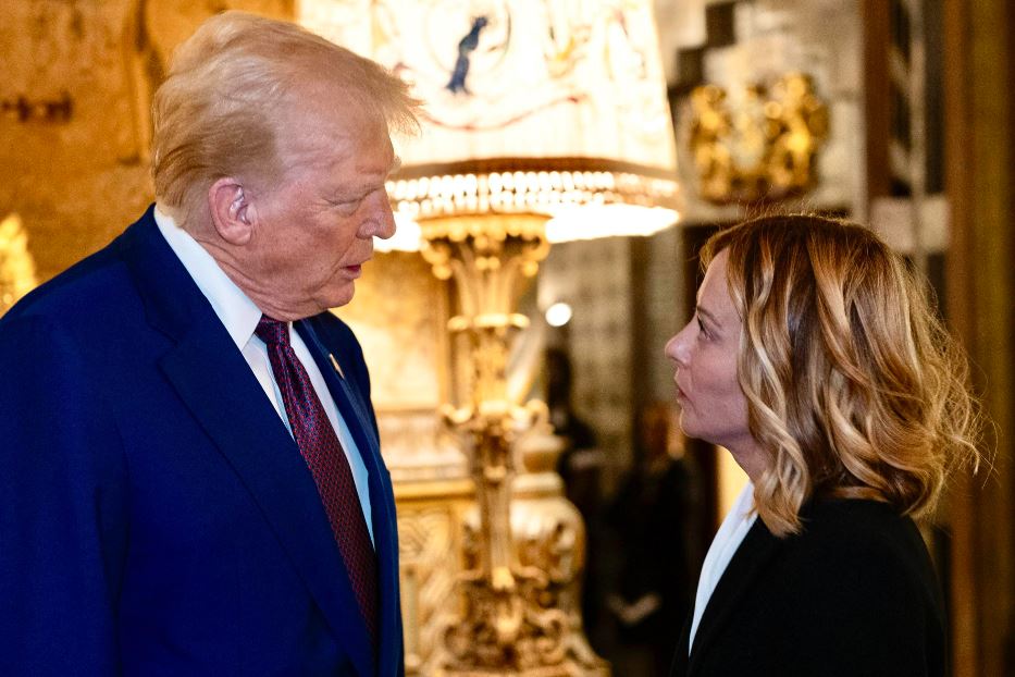 La premier italiana Giorgia Meloni a colloquio col presidente eletto Usa Donald Trump.