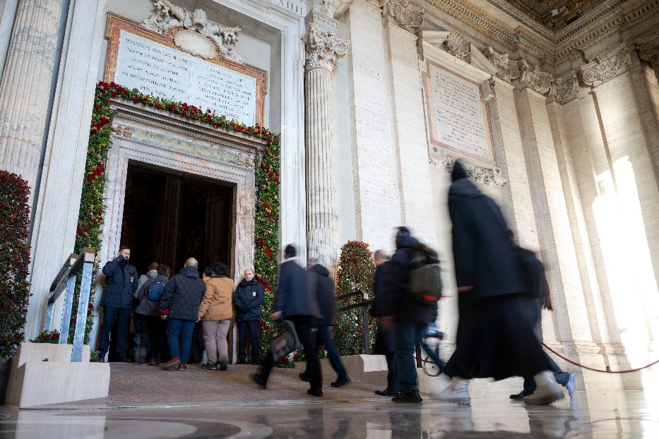 Pellegrini varcano la Porta Santa di San Pietro