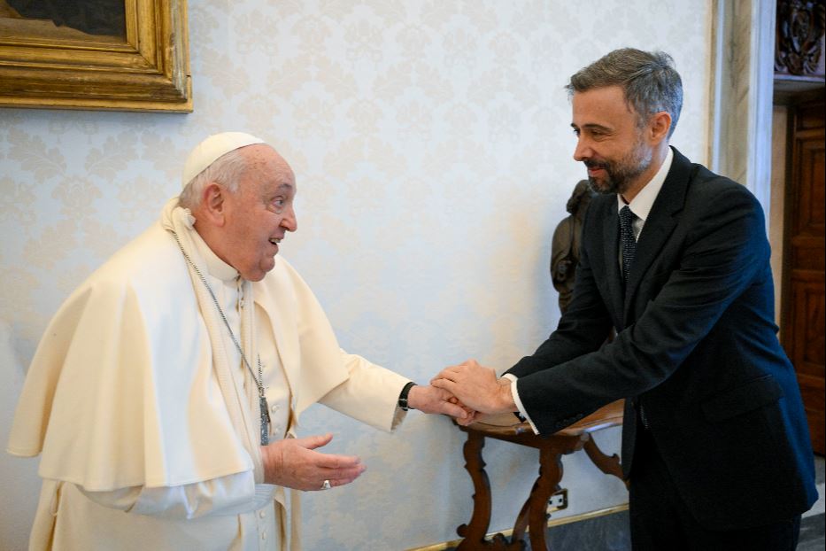 Piccolo infortunio per il Papa: caduta e contusione al braccio