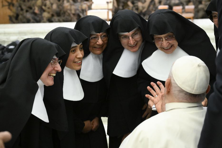 Il Papa: «Basta maschilismo nella Chiesa, le suore più brave degli uomini»