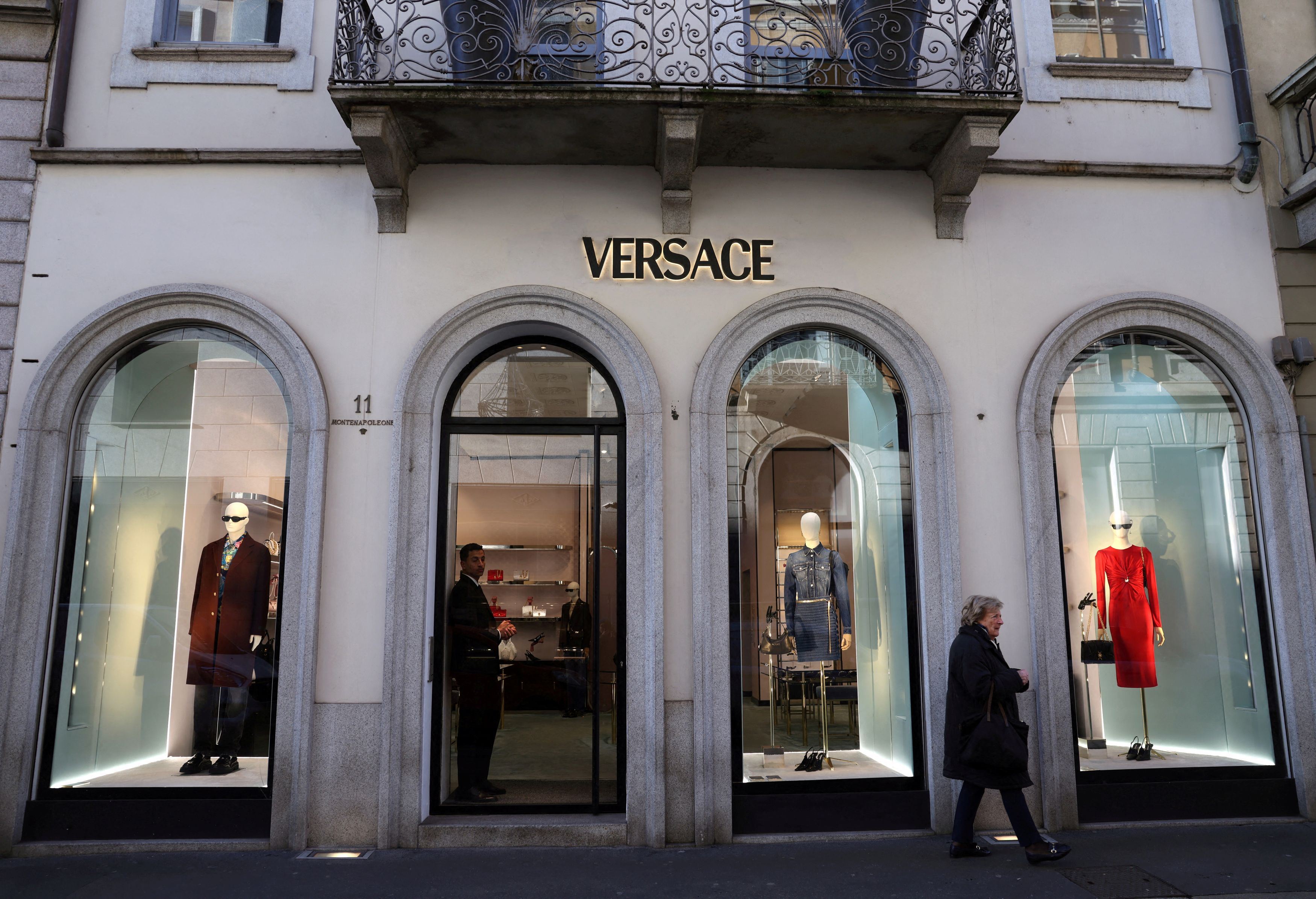 https://www.avvenire.it/c/2025/PublishingImages/fbf0992944574e7188df95aeef587930/Versace.jpg